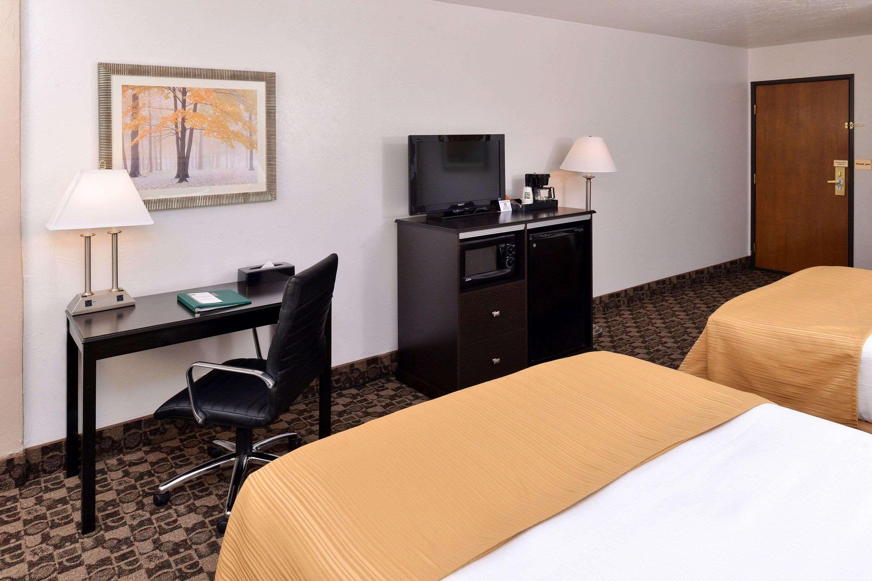 Quality Inn Vernal Near Dinosaur National Monument Exterior photo
